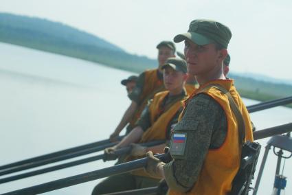 Свердловская область. Военнослужащие-железнодорожники во время тактико-специальных учений соединений железнодорожных войск ЦВО (центральный военный округ) по наведению понтонного моста