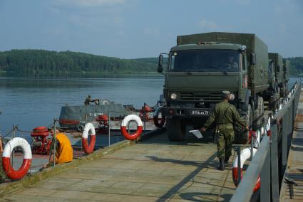 Свердловская область. Военнослужащие-железнодорожники во время тактико-специальных учений соединений железнодорожных войск ЦВО (центральный военный округ) по наведению понтонного моста