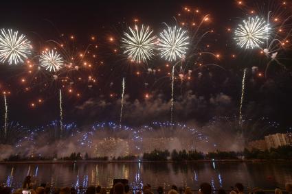 Москва. Международный фестиваль фейерверков `Ростех` в Братеевском каскадном парке.