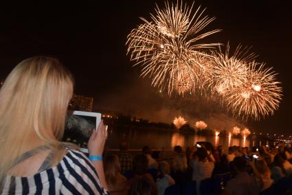 Москва. Зрители на международном фестивале фейерверков `Ростех` в Братеевском каскадном парке.