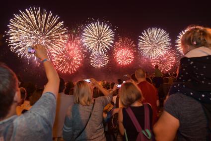 Москва. Зрители на международном фестивале фейерверков `Ростех` в Братеевском каскадном парке.