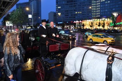 Москва. Актер Евгений Стычкин (в центре) перед премьерой фильма `Гоголь. Начало` режиссера Егора Баранова в кинотеатре `Каро 11 Октябрь`.