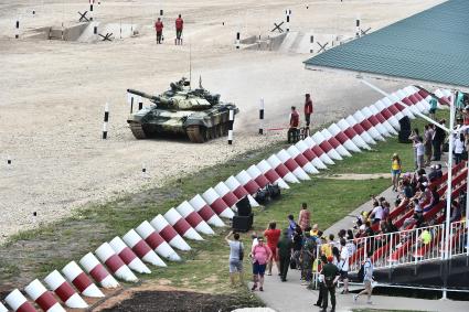 Московская область. Экипажы из Уганды на танке Т-72Б3 во время соревнований по танковому биатлону в рамках Армейских международных играх `АрМИ-2017` на полигоне Алабино.