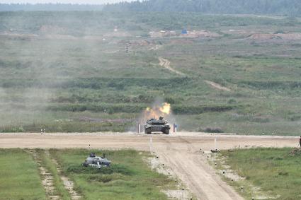 Московская область. Экипаж танка Т-72 команды Кувейта во время соревнований по танковому биатлону в рамках Армейских международных играх `АрМИ-2017` на полигоне Алабино.