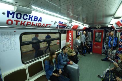 Москва. Пассажиры в вагоне тематического поезда метро `Москва-870`, запущенного в честь 870-летнего юбилея Москвы.