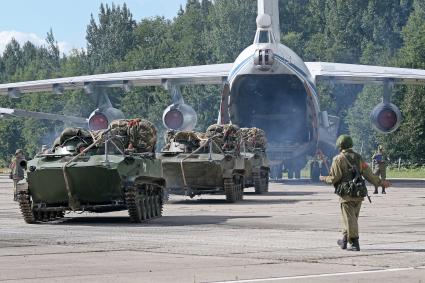 Псковская область. Полковые тактические учения ВДВ на полигоне 76-й гвардейской десантно-штурмовой дивизии. Загрузка техники в военно-транспортные самолеты ИЛ-76МД.