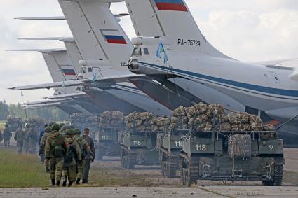 Псковская область. Полковые тактические учения ВДВ на полигоне 76-й гвардейской десантно-штурмовой дивизии. Загрузка техники в военно-транспортные самолеты ИЛ-76МД.