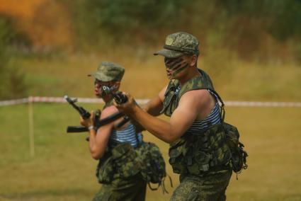 Екатеринбург. Разведчики во время показательного выступления. Выставка военной техники на Свердловском военном полигоне, во время форума \'Армия-2017\'.