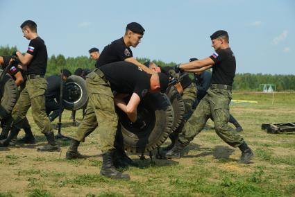 Екатеринбург. Военнослужащие ремонтного батальона (Рембат) во время полной разборки и сборки УАЗа. Выставка военной техники на Свердловском военном полигоне, во время форума \'Армия-2017\'.