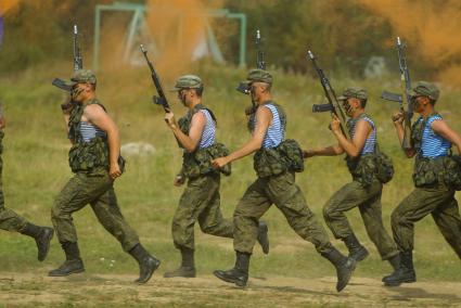 Екатеринбург. Разведчики во время показательного выступления. Выставка военной техники на Свердловском военном полигоне, во время форума \'Армия-2017\'.