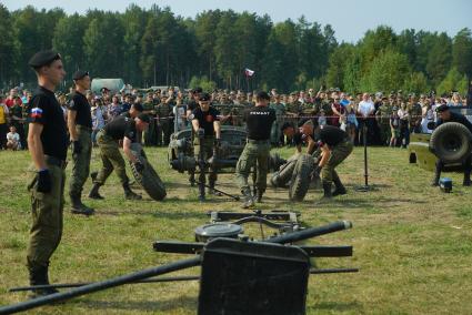 Екатеринбург. Военнослужащие ремонтного батальона (Рембат) во время полной разборки и сборки УАЗа. Выставка военной техники на Свердловском военном полигоне, во время форума \'Армия-2017\'.