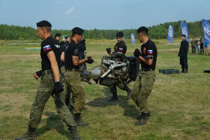 Екатеринбург. Военнослужащие ремонтного батальона (Рембат) во время полной разборки и сборки УАЗа. Выставка военной техники на Свердловском военном полигоне, во время форума \'Армия-2017\'.