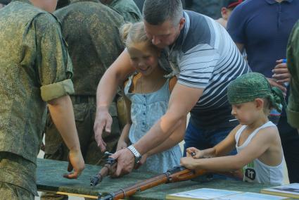 Екатеринбург. Посетители выставки военной техники и оружия на Свердловском военном полигоне, во время форума \'Армия-2017\'.