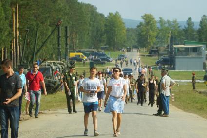 Екатеринбург. Посетители выставки военной техники и оружия на Свердловском военном полигоне, во время форума \'Армия-2017\'.