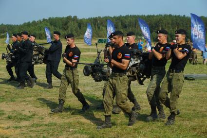 Екатеринбург. Военнослужащие ремонтного батальона (Рембат) во время полной разборки и сборки УАЗа. Выставка военной техники на Свердловском военном полигоне, во время форума \'Армия-2017\'.