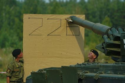 Екатеринбург. Танк Т-72Б во время показательного выступления. Выставка военной техники на Свердловском военном полигоне, во время форума \'Армия-2017\'.