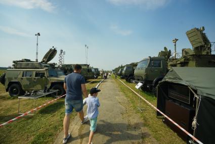 Екатеринбург. Комплексы радиоэлектронной борьбы (РЭБ). Выставка военной техники на Свердловском военном полигоне, во время форума \'Армия-2017\'.