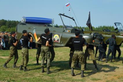 Екатеринбург. Военнослужащие ремонтного батальона (Рембат) во время полной разборки и сборки УАЗа. Выставка военной техники на Свердловском военном полигоне, во время форума \'Армия-2017\'.