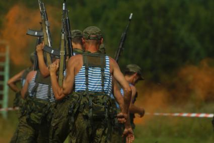 Екатеринбург. Разведчики во время показательного выступления. Выставка военной техники на Свердловском военном полигоне, во время форума \'Армия-2017\'.