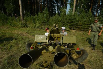 Екатеринбург. Посетители выставки военной техники и оружия на Свердловском военном полигоне, во время форума \'Армия-2017\'.