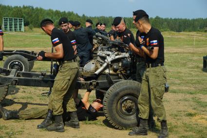 Екатеринбург. Военнослужащие ремонтного батальона (Рембат) во время полной разборки и сборки УАЗа. Выставка военной техники на Свердловском военном полигоне, во время форума \'Армия-2017\'.