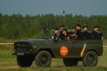 Екатеринбург. Военнослужащие ремонтного батальона (Рембат) во время полной разборки и сборки УАЗа. Выставка военной техники на Свердловском военном полигоне, во время форума \'Армия-2017\'.