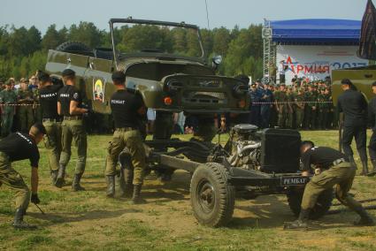 Екатеринбург. Военнослужащие ремонтного батальона (Рембат) во время полной разборки и сборки УАЗа. Выставка военной техники на Свердловском военном полигоне, во время форума \'Армия-2017\'.