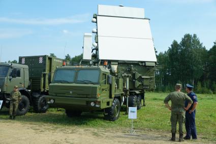 Екатеринбург. Радиолокационная станция \'Гамма С-1\'. Выставка военной техники на Свердловском военном полигоне, во время форума \'Армия-2017\'.