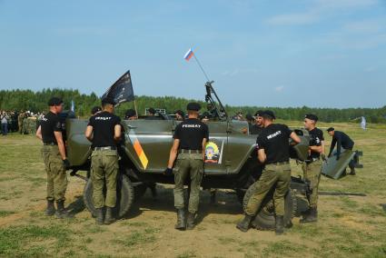 Екатеринбург. Военнослужащие ремонтного батальона (Рембат) во время полной разборки и сборки УАЗа. Выставка военной техники на Свердловском военном полигоне, во время форума \'Армия-2017\'.