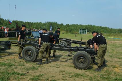 Екатеринбург. Военнослужащие ремонтного батальона (Рембат) во время полной разборки и сборки УАЗа. Выставка военной техники на Свердловском военном полигоне, во время форума \'Армия-2017\'.