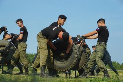 Екатеринбург. Военнослужащие ремонтного батальона (Рембат) во время полной разборки и сборки УАЗа. Выставка военной техники на Свердловском военном полигоне, во время форума \'Армия-2017\'.