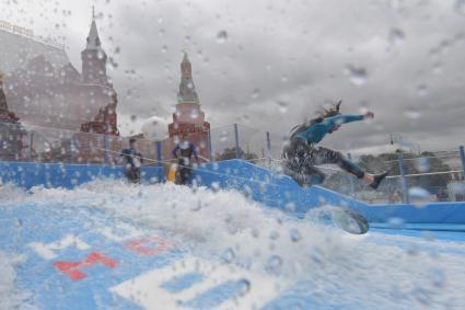 Москва. Вейкбордисты в бассейне вейк-парка на площади Революции.