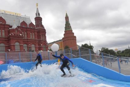 Москва. Вейкбордисты в бассейне вейк-парка на площади Революции.