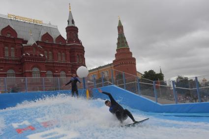 Москва. Вейкбордисты в бассейне вейк-парка на площади Революции.