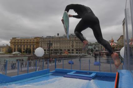 Москва. Вейкбордист в бассейне вейк-парка на площади Революции.