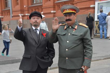 Москва.  Двойники Владимира Ленина и Иосифа Сталина (слева напраов) на площади Революции.