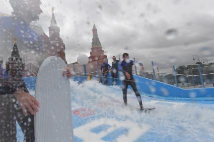 Москва. Вейкбордисты в бассейне вейк-парка на площади Революции.