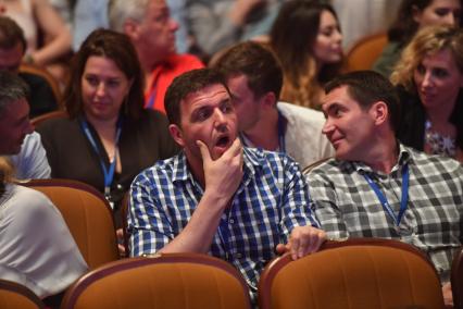 Сочи.  Актер Максим Виторган (в центре) перед премьерой фильма `Заложники` режиссера Р. Гигинеишвили в рамках XXVIII открытого российского кинофестиваля `Кинотавр`.