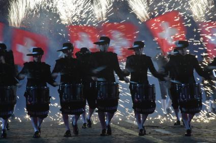 Москва. Барабанщики Top Secret Drum Corps из Швейцарии на торжественной церемонии открытия X Международного военно-музыкального фестиваля `Спасская башня`.