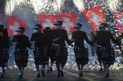 Москва.   Барабанщики Top Secret Drum Corps  из Швейцарии на торжественной церемонии открытия X Международного военно-музыкального фестиваля  `Спасская башня`.