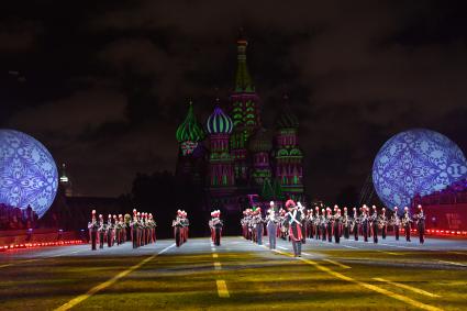 Москва.  Итальянский оркестр корпуса карабинеров на торжественной церемонии открытия X Международного военно-музыкального фестиваля  `Спасская башня`.