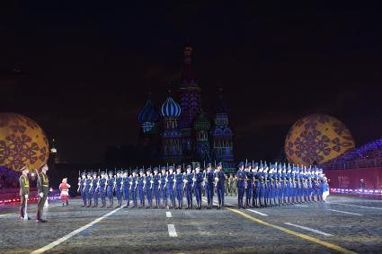 Москва. Оркестр и рота Почетного караула Вооруженных сил Белоруссии на торжественной церемонии открытия X Международного военно-музыкального фестиваля `Спасская башня`.