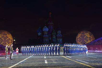 Москва.  Оркестр и  рота  Почетного  караула Вооруженных сил  Белоруссии на торжественной церемонии открытия X Международного военно-музыкального фестиваля  `Спасская башня`.