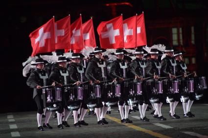 Москва.   Барабанщики Top Secret Drum Corps  из Швейцарии на торжественной церемонии открытия X Международного военно-музыкального фестиваля  `Спасская башня`.