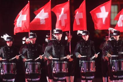 Москва.   Барабанщики Top Secret Drum Corps  из Швейцарии на торжественной церемонии открытия X Международного военно-музыкального фестиваля  `Спасская башня`.