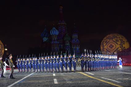 Москва.  Оркестр и  рота  Почетного  караула Вооруженных сил  Белоруссии на торжественной церемонии открытия X Международного военно-музыкального фестиваля  `Спасская башня`.