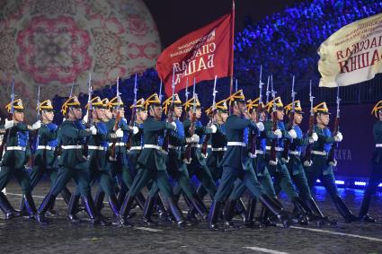 Москва. Военнослужащие роты специального караула Президентского полка на торжественной церемонии открытия X Международного военно-музыкального фестиваля  `Спасская башня`.