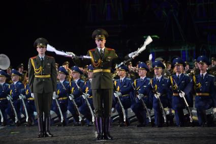 Москва. Оркестр и рота Почетного караула Вооруженных сил Белоруссии на торжественной церемонии открытия X Международного военно-музыкального фестиваля `Спасская башня`.