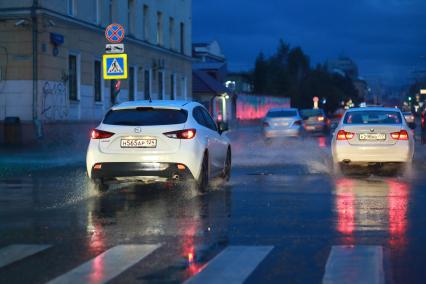 Красноярск. Автомобили на подтопленной проливным дождем дороге.