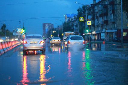 Красноярск. Автомобили на подтопленной проливным дождем дороге.